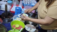 Topping es puter ini berupa daging kelapa, pacar cina, dan potongan roti. Jika lebih lengkap ada topping buah durian dan siwalan (lontar). Foto: detikFood/Christopher Radyaputra