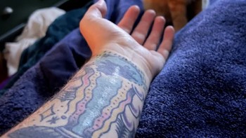 Bekas luka saya masih bersinar melalui tato yang ditutup-tutupi - membuat saya aneh. Foto: Brightside