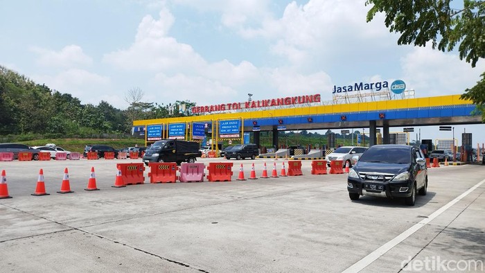 Gerbang Tol (GT) Kalikangkung menjelang diberlakukan sistem one way ke Cikampek untuk arus balik pemudik, Senin (24/4/2023) siang.