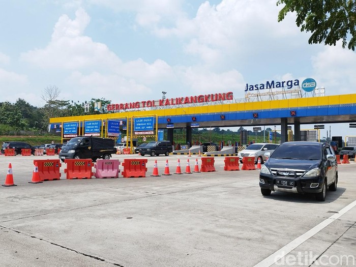 Gerbang Tol (GT) Kalikangkung menjelang diberlakukan sistem one way ke Cikampek untuk arus balik pemudik, Senin (24/4/2023) siang.
