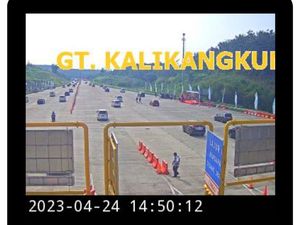 5 Menit Usai One Way Dibuka, GT Kalikangkung Ramai Lancar