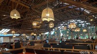 Nama tempat ini adalah Gubug Berkah Resto. Lokasinya ada di Jl Ciater Barat No.54. Tempat makan ini berada di depan Taman Kota 2 (Jaletreng River Park) Tangerang Selatan, Banten.