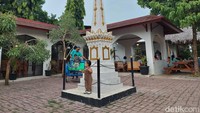 Saat berkeliling kawasan restoran ini, kamu akan melihat Tugu mini ini, mungkin tingginya sekitar 3 meter. Di sebelahnya juga ada becak berwarna biru yang bisa dikayuh pengunjung.