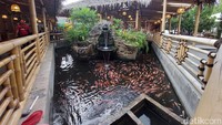 Ada kolam ikan juga yang menambah ciamiknya restoran.