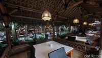 Traveler bisa pilih, apa mau makan sembari lesehan atau duduk di bangku biasa saja. Untuk harga makan dan minuman di sini mulai dari Rp 10 ribuan- Rp 250-an dengan ragam pilihan. Ada olah ikan, seafood, ayam, bebek, daging, aneka kopi, aneka minuman dan jus hingga sayuran dan cemilan.