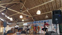 Ada live music-nya yang menghibur para tamu.