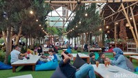 Enaknya lagi, di sini ada kawasan hijau dimana para tamu bisa bersantai dengan bangku beanbag di tengah-tengah resto. Vibesnya ala kafe modern bila diperhatikan.