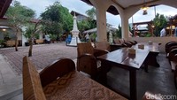 Salah satu keunikan yang dimiliki tempat makan ini adalah Tugu mininya. Sejenak, bisa melepas kangen liburan ke Yogyakarta bila melihat Tugu mini dan merasakan sudut ala Yogya di sini.