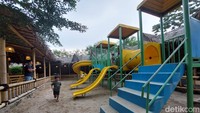 Traveler yang membawa anak tenang saja, di sini terdapat area bermain yang cukup luas kok.