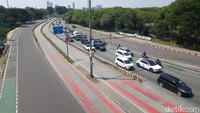 Kendaraan yang melintas di dominasi oleh mobil pribadi.