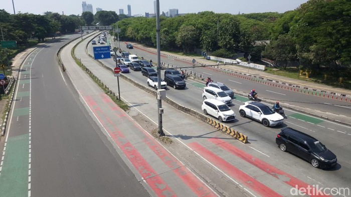H+2 lebaran 2023, arus lalu lintas di Jalan Perintis Kemerdekaan, Jakarta,  ramai lancar, Senin (24/4/2023). Arus lalu lintas ini terpantau sekitar pukul 10.30 WIB.