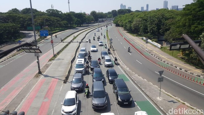 H+2 lebaran 2023, arus lalu lintas di Jalan Perintis Kemerdekaan, Jakarta,  ramai lancar, Senin (24/4/2023). Arus lalu lintas ini terpantau sekitar pukul 10.30 WIB.