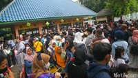 Terlihat pengunjung Ragunan berjalan kaki di pinggir Jalan Harsono RM. 