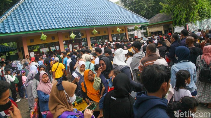 Taman Margasatwa Ragunan, Jakarta Selatan menjadi primadona saat libur Lebaran. Hal ini terpantau dari padatnya pengunjung TMR pada hari ketiga Lebaran.