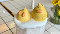 Mau cicip minuman? Ada Sakura Blossom yang dibuat dari campuran sirup sakura dan susu. Di atasnya ada meringue bebek yang seolah sedang berenang. Gemas ya?