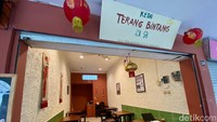 Salah satu gerainya, Kedai Terang Bintang. Tampilannya seperti gerai kopitiam modern dengan nuansa hijau dan merah.