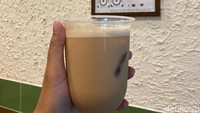 Kalau bosan kopi, kamu bisa coba teh tarik di sini. Harganya Rp 10 ribu saja dengan rasa manis lembut dan jejak susu yang lebih dominan.