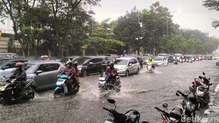 Hujan deras yang mengguyur Kota Bandung, Senin (24/4/2023) siang, sempat membuat jalan tergenang air seperti di kawasan Gasibu.