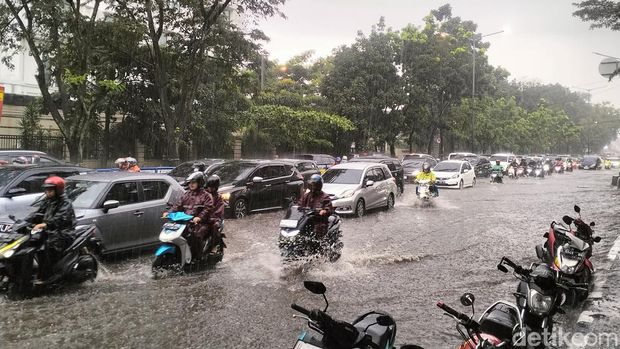 Hujan deras yang mengguyur Kota Bandung, Senin (24/4/2023) siang, sempat membuat jalan tergenang air seperti di kawasan Gasibu.
