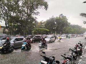 Bandung Diguyur Hujan, Jalan di Kawasan Gasibu Sempat Digenangi Air