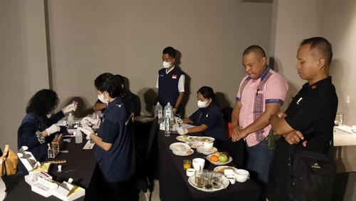 Tim Food Security Loka POM Manggarai Barat melakukan pengujian sampel makanan yang disantap Presiden Jokowi dan keluarga di sebuah hotel di Labuan Bajo.