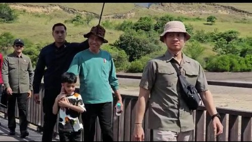 Tangkapan layar Presiden Jokowi menggandeng Jan Ethes menyusuri elevated deck di Loh Buaya Pulau Rinca Taman Nasional Komodo, Senin (24/4/2023).