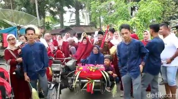 Kakek-nenek ini diarak seratusan anggota keluarga mereka saat Lebaran di Batu Bara, Sumut.