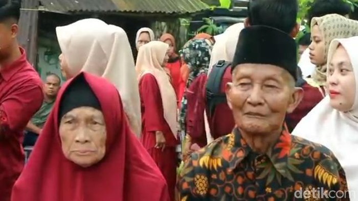 Kakek-nenek ini diarak seratusan anggota keluarga mereka saat Lebaran di Batu Bara, Sumut.