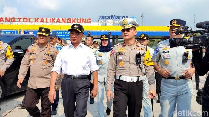 Kapolda Jateng Irjen Achmad Luthfi, Menko PMK Muhadjir Effendy, Kakorlantas Irjen Firman S di GT Kalikangkung, Semarang, Senin (24/4/2023).