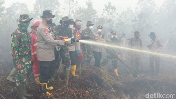 Kapolda Riau memantau langsung ke lokasi kebakaran lahan di Dumai dan Bengkalis