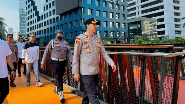 Kapolsek Setiabudi Kompol Arif Purnama melakukan pengecekan keamanan di Setiabudi saat libur Lebaran (dok. Polsek Setiabudi)