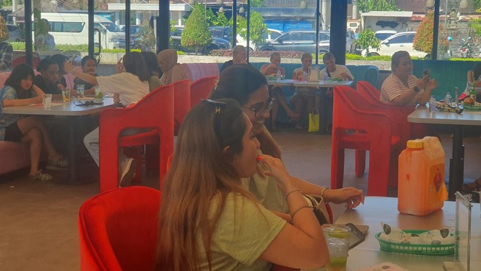 Pelanggan di Karens Diner Bali sedang menikmati hamburger dan french fries sambil dimaki-maki pelayan, Minggu (23/4/2023).
