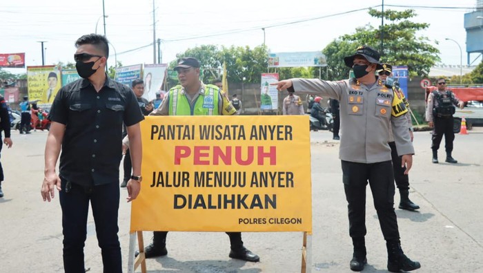 Kawasan Pantai Anyer ditutup sementara imbas wisatawan membeludak (Bahtiar/detikcom)
