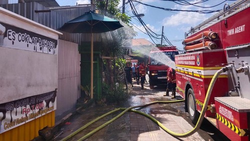 Kebakaran bengkel las di Jalan Gunung Soputan Nomor 64, Desa Pemecutan Klod, Kecamatan Denpasar Barat, Kota Denpasar, Senin (24/4/2023). (Dok. Polresta Denpasar)