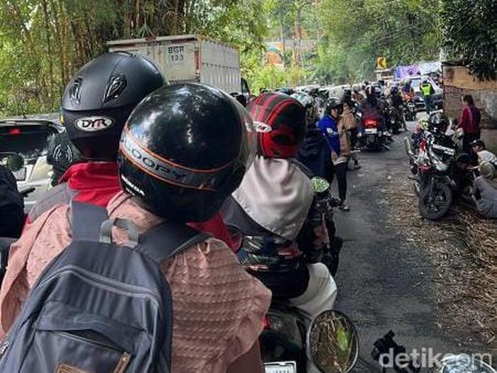 Kemacetan menuju kawasan Puncak, Kabupaten Bogor, terjadi mulai pagi hingga siang tadi. Tak hanya di jalur utama, kemacetan juga terjadi di jalur alternatif. (dok Pribadi/Rizki)