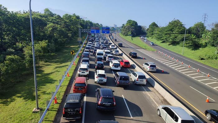Kendaraan antre menuju Puncak Bogor