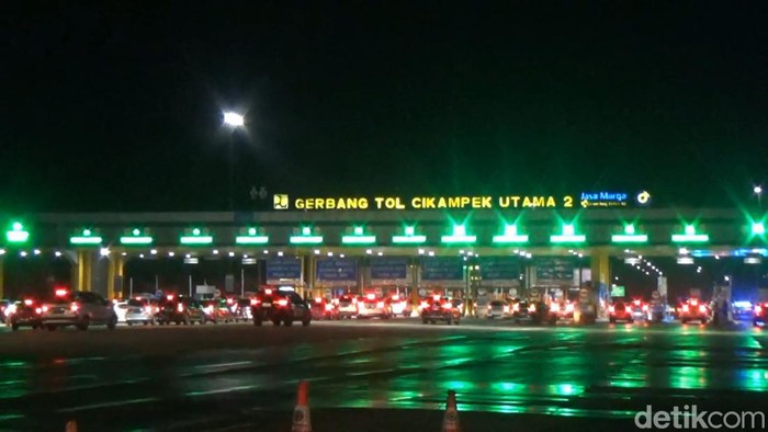 Kendaraan pemudik di Gerbang Tol Cikatama, Senin (24/4/2023) malam.