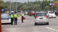 Tampak personel kepolisian mengatur lalin untuk pemudik.