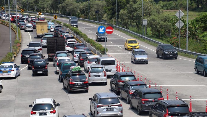 KEPADATAN DI EXIT TOL JOMO Polisi mengatur lalu lintas saat terjadi kepadatan di pintu keluar gerbang tol Jombang-Mojokerto (Jomo) Bandar Kedungmulyo, Kabupaten Jombang, Jawa Timur, Senin (24/4/2023). Penumpukan kendaraan di pintu keluar gerbang tol Jombang-Mojokerto di Bandar Kedungmulyo tersebut akibat kemacetan di jalan nasional Jombang-Kediri. ANTARA FOTO/Syaiful Arif/YU