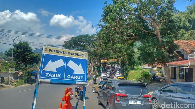 Kepadatan di Jalur Nagreg menuju Kadungora, Garut, Senin (24/4/2023).