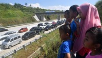 Momen ini menjadi pemandangan bagi warga sekitar.