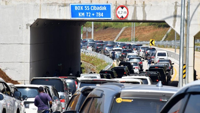 KEPADATAN DI PINTU GERBANG TOL BOCIMI Sejumlah anak meyaksikan kepadatan kendaraan di ruas jalan tol Bogor-Ciawi-Sukabumi (Bocimi) di pintu keluar gerbang tol Parung Kuda, Kabupaten Sukabumi, Jawa Barat, Senin (24/4/2023). Kepadatan kendaraan sepanjang lima kilometer di pintu keluar gerbang tol tersebut akibat meningkatnya volume kendaraan yang akan berwisata di daerah Sukabumi, Jawa Barat, di H+2 Lebaran. ANTARA FOTO/Arif Firmansyah/YU