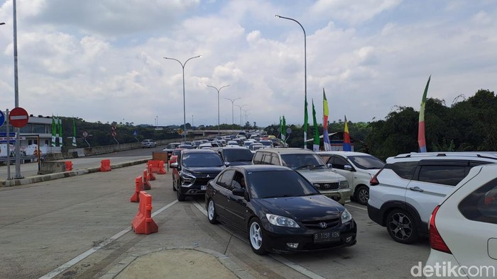Kepadatan kendaraan menuju gerbang Tol Bocimi, Senin (24/4/2023).