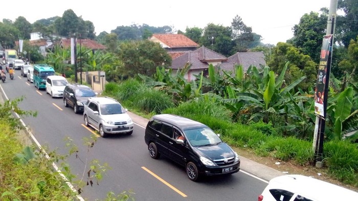 Kepadatan kendaraan terjadi di jalur menuju Kawasan Palutungan Kuningan, Senin (24/4/2023).