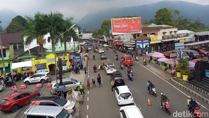 Kondisi arus lalu lintas di Tawangmangu, Kabupaten Karanganyar, Senin (24/4/2023) siang.