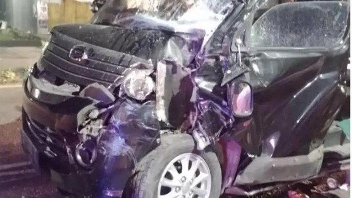 Kondisi minibus yang tabrak bus di Pangkep, Sulsel.