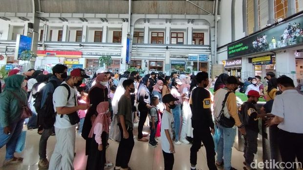 KRL menjadi moda transportasi favorit masyarakat saat libur Lebaran ini. Masyarakat menumpangi KRL untuk bersilaturahmi dengan kerabat di waktu liburnya. (Brigitta Belia/detikcom)