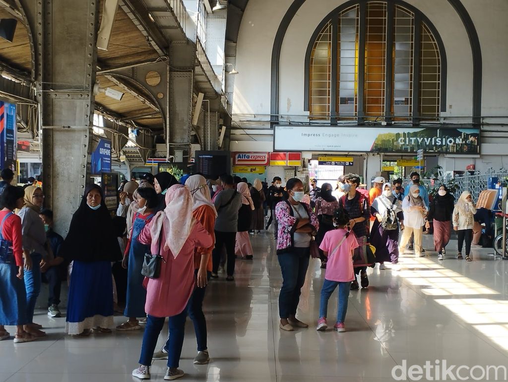KRL menjadi moda transportasi favorit masyarakat saat libur Lebaran ini. Masyarakat menumpangi KRL untuk bersilaturahmi dengan kerabat di waktu liburnya. (Brigitta Belia/detikcom)