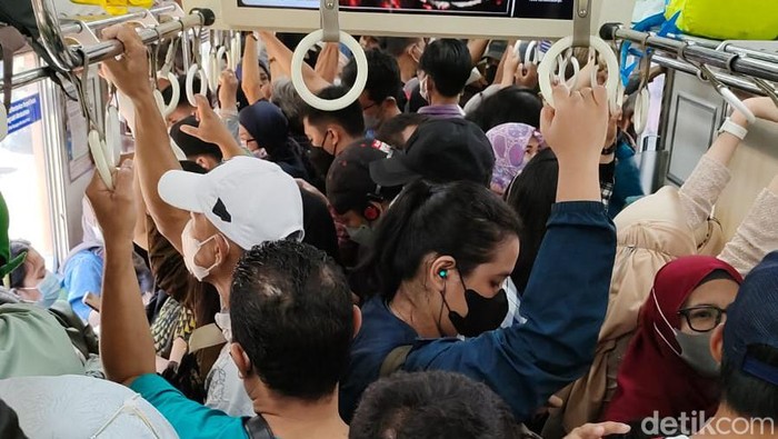 KRL tampaknya menjadi moda transportasi favorit di masa liburan Lebaran Idul Fitri 2023. KRL dari Bogor menuju Manggarai pun dipadati penumpang. (Jabbar/detikcom)