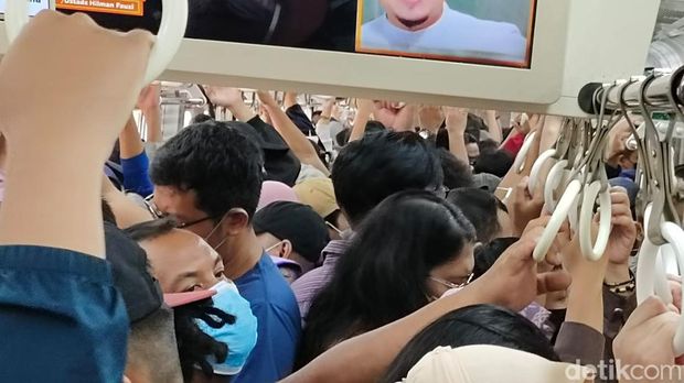KRL tampaknya menjadi moda transportasi favorit di masa liburan Lebaran Idul Fitri 2023. KRL dari Bogor menuju Manggarai pun dipadati penumpang. (Jabbar/detikcom)